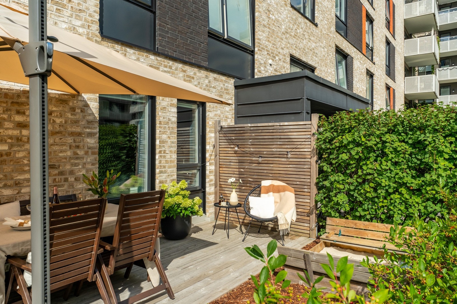 Fordi det er så stort er det plass til flere soner, som stort spisebord, egen kosekrok i sola og ja, du skjønner. Galleribilde