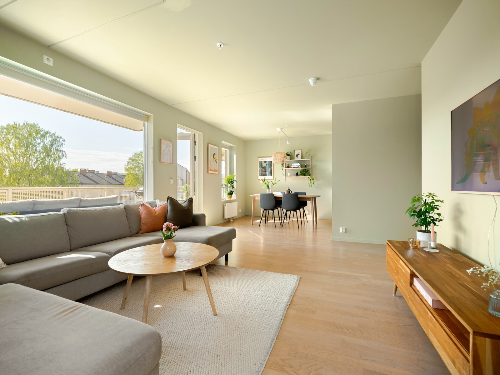 Lyset er helt nydelig, med store vinduer både mot sør og vest. Galleribilde