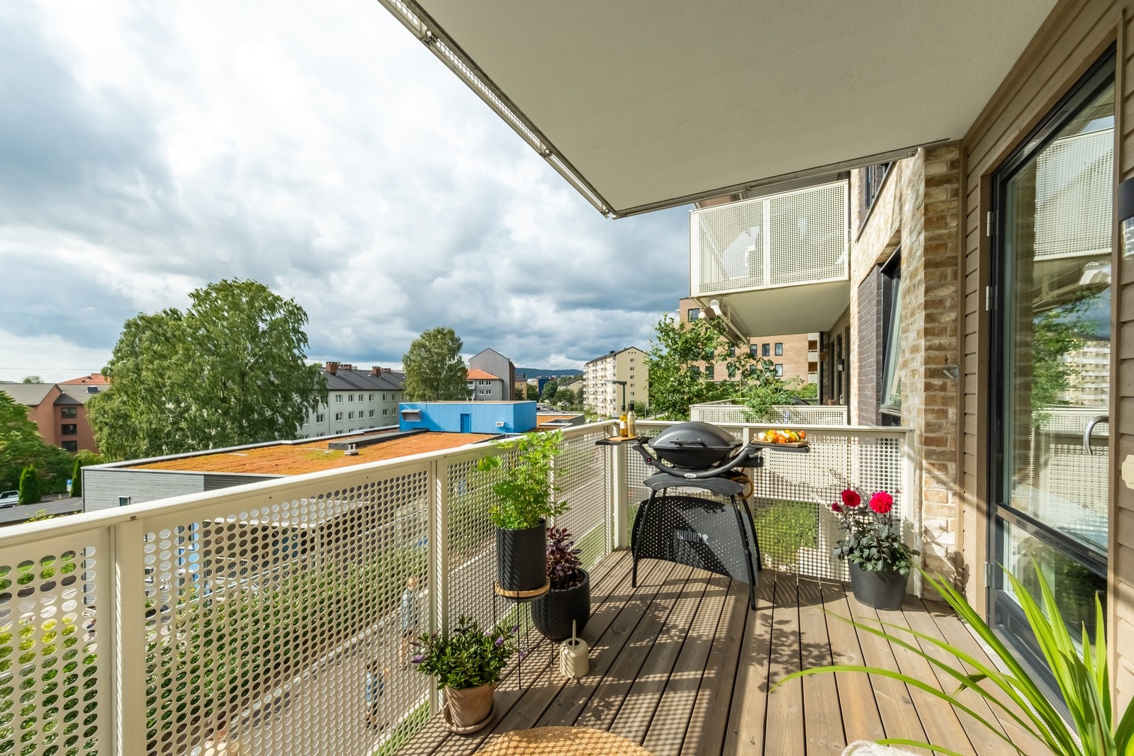 Her er det sol til langt utpå kvelden, og det er god plass til flere som kan kose seg i sola på en gang. Galleribilde