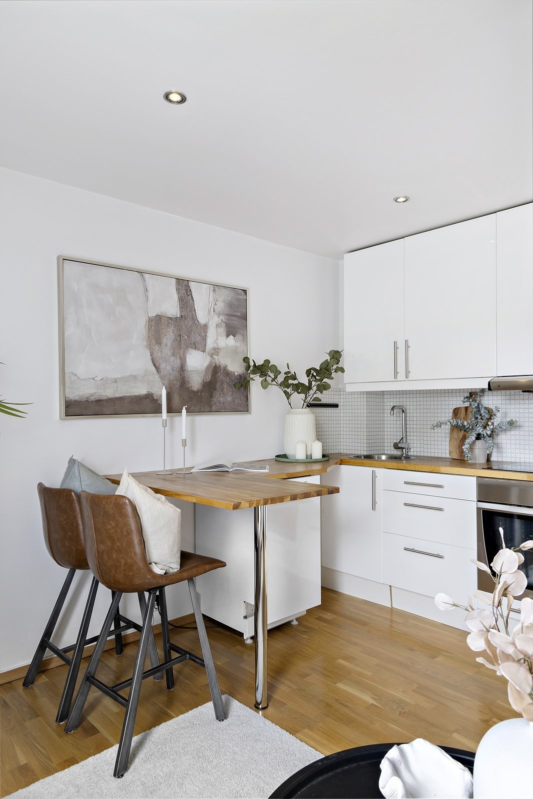 Kjøkkenet har rikelig med skap- og benkeplass, samt mekanisk avtrekk. Galleribilde