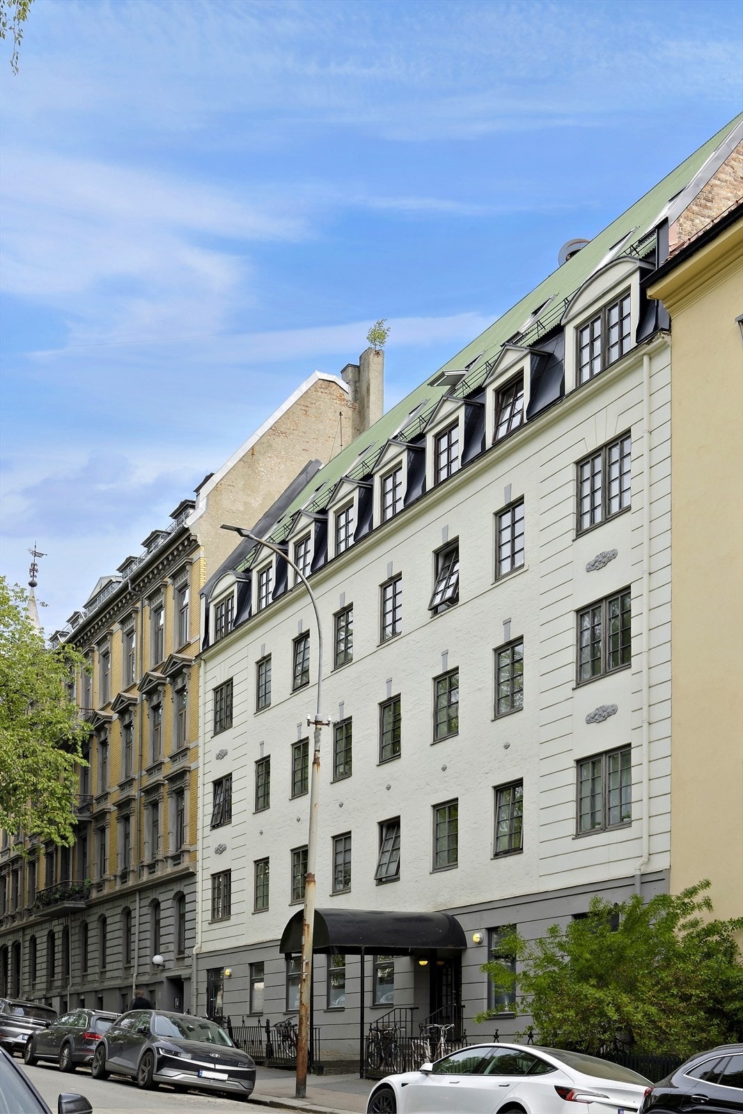 Leiligheten ligger i en pen bygård fra 1921, beliggende i et ettertraktet og sjarmerende område med kort vei til det meste av servicetilbud og byliv. Galleribilde