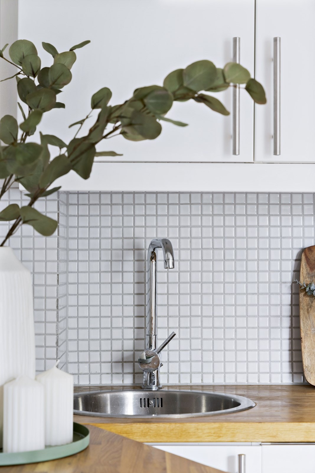 Stekeovn, platetopp og benkekjøleskap er integrert i innredningen. Galleribilde