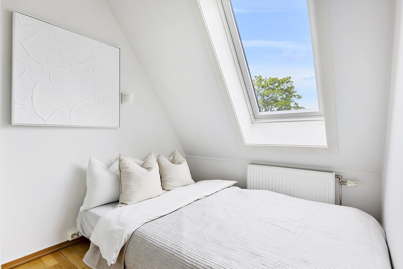 Boligens soverom har plass til dobbeltseng og tilhørende soveromsmøblement. Galleribilde