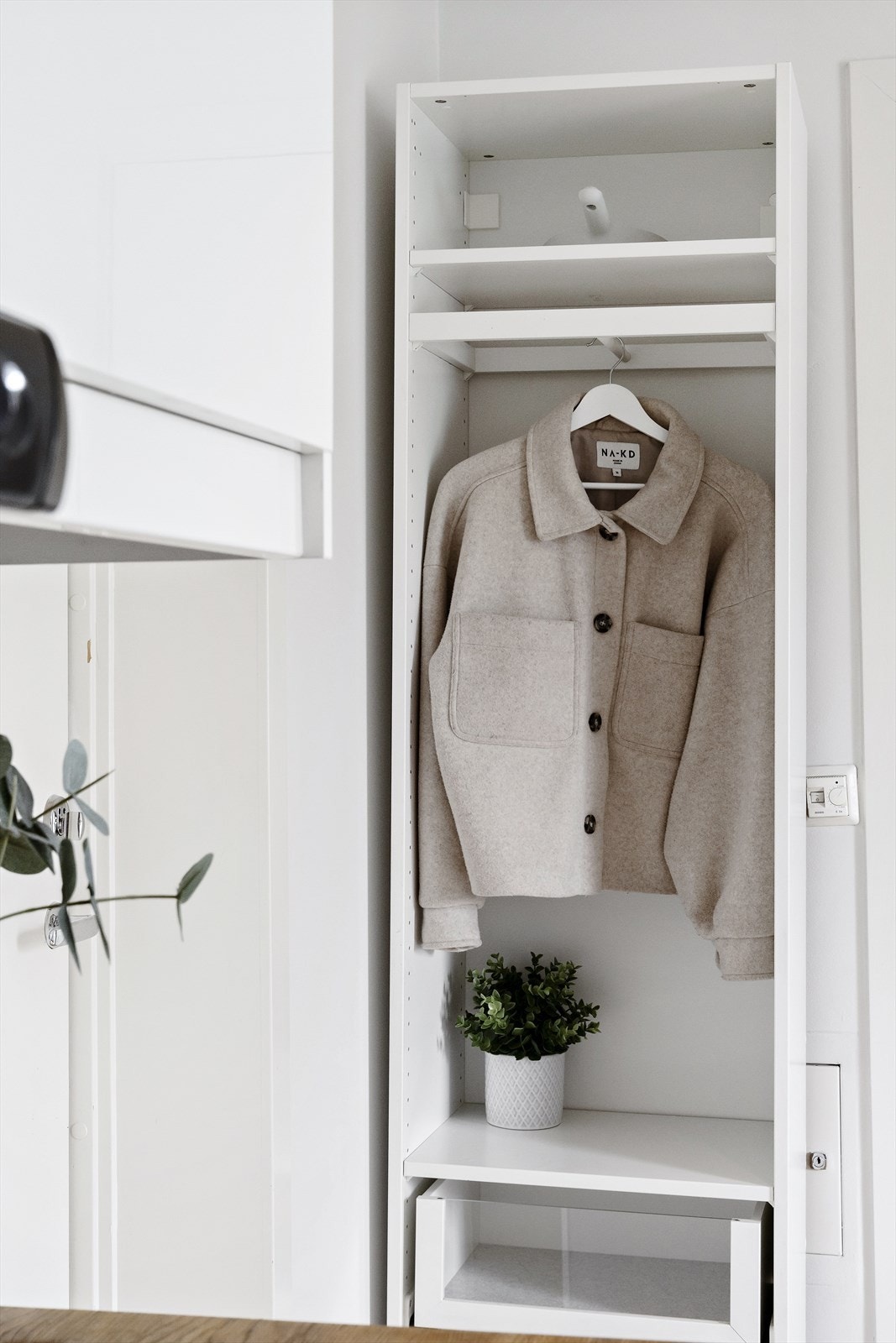 Smart skapløsning som medfølger, med jakkeavheng og skoavsetning i tilknytning til inngangspartiet. Galleribilde