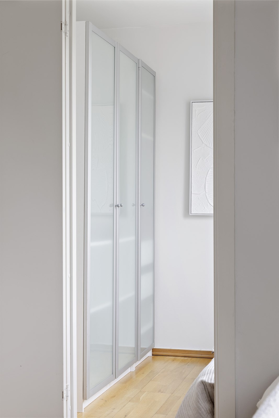 Romslig og stilrent garderobeskap på soverom medfølger leiligheten. Galleribilde