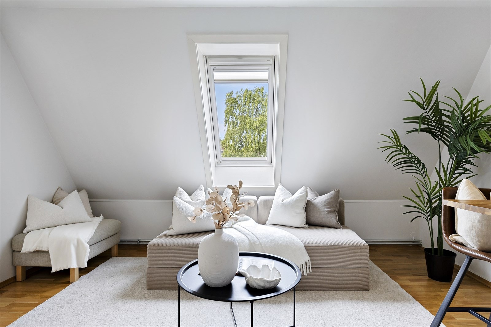 Boligens stue er av god størrelse, med god plass til sofagruppe og tilhørende møblement. Galleribilde