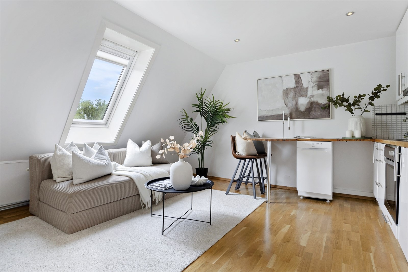 Leiligheten er beliggende midt i hjertet av beste Frogner, omgitt av historisk byarkitektur, grønne parker og et rikt utvalg av kaféer, restauranter og servicetilbud. Galleribilde