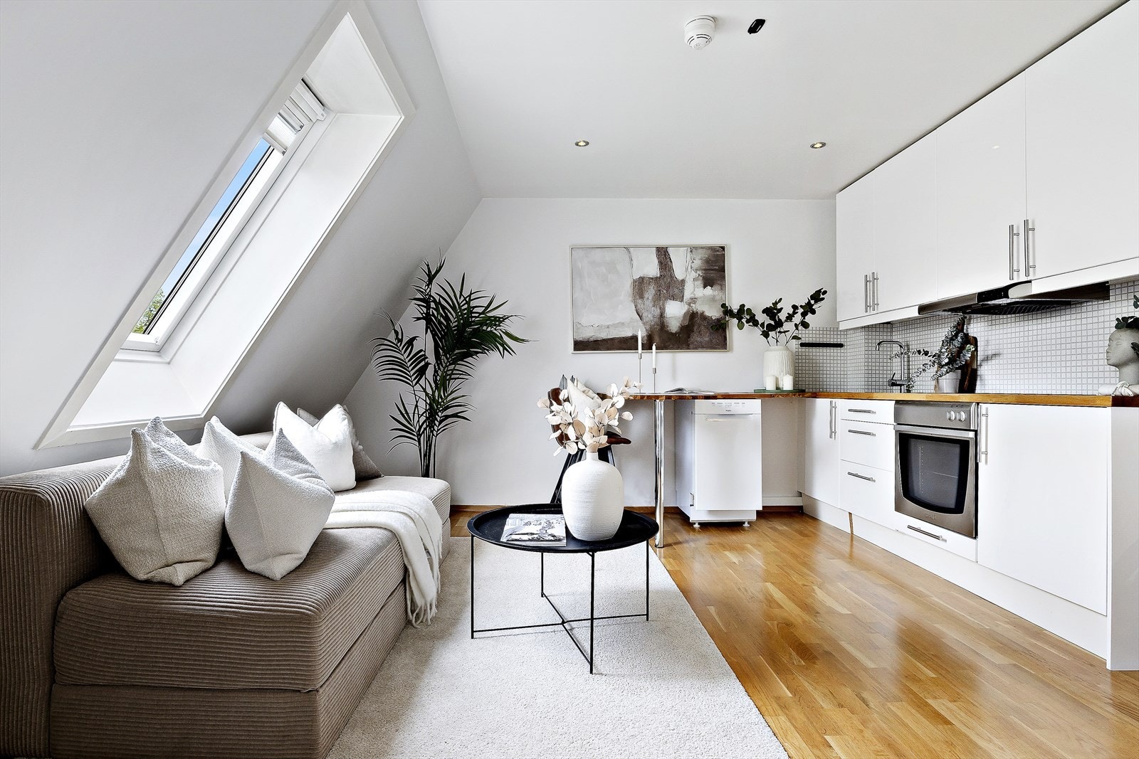 Åpen stue/kjøkken løsning - perfekt for sosiale sammenkomster. Galleribilde