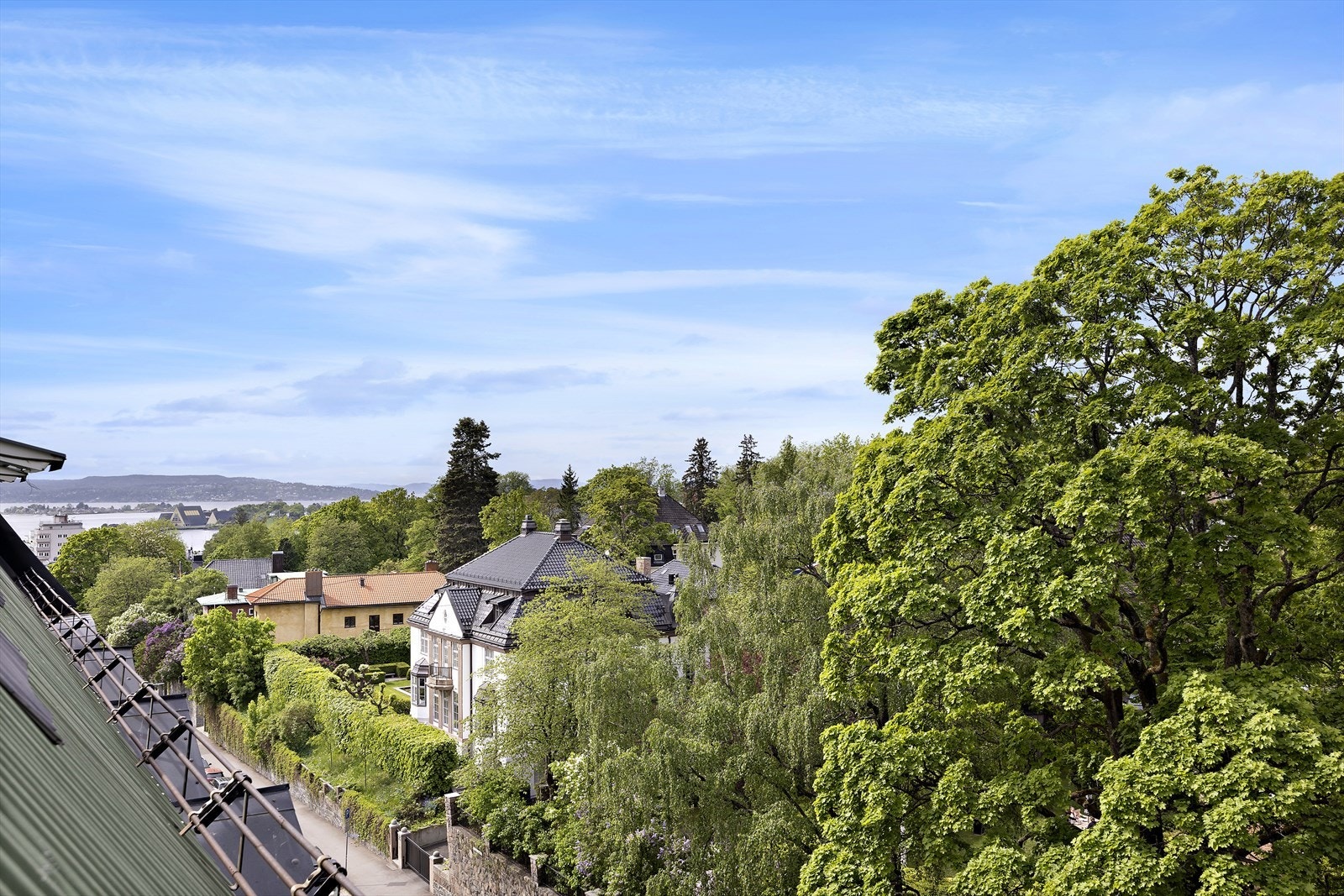 Utsikten fra både soverom og stue er svært frodig og idyllisk, med grønne omgivelser som skaper en rolig og avslappende atmosfære. Galleribilde