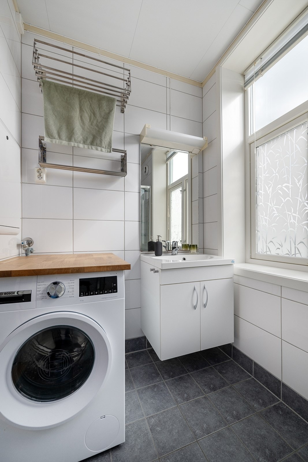 Servantinnredning med underskap Galleribilde