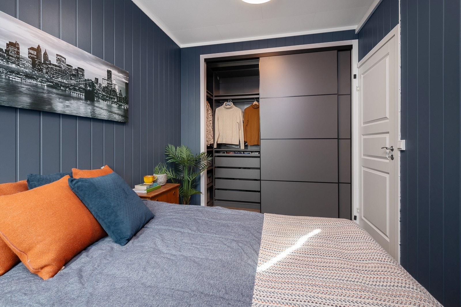 Rommet har innsatt praktisk skyvedørsgarderobe Galleribilde