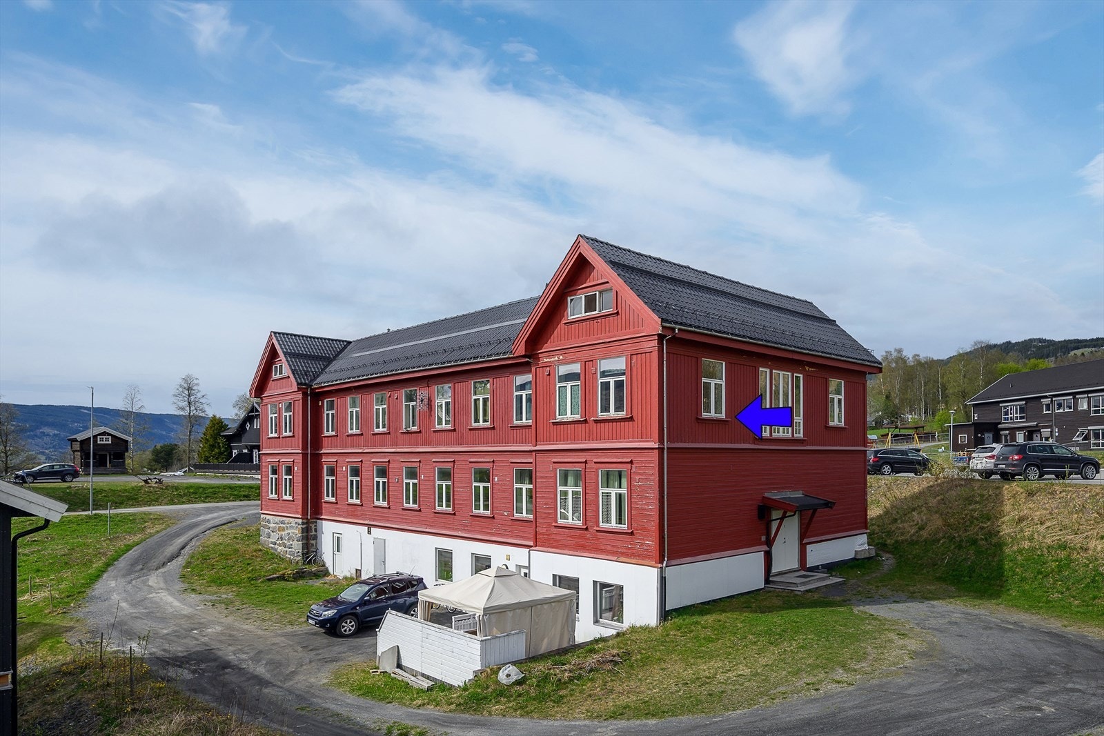 Leiligheten ligger i byggets 2. etasje Galleribilde