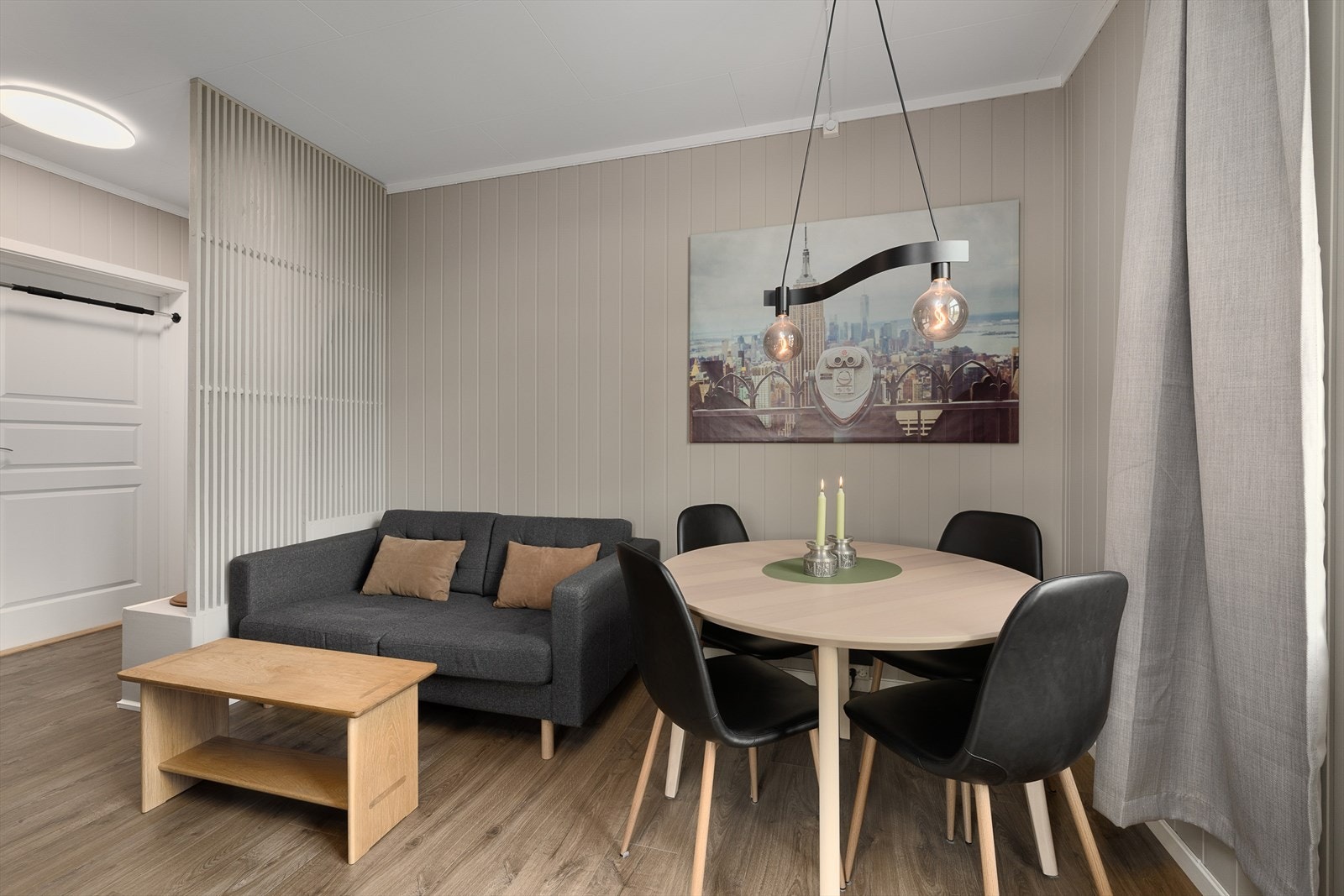 Stuen har plass til både sofa- og spisegruppe Galleribilde