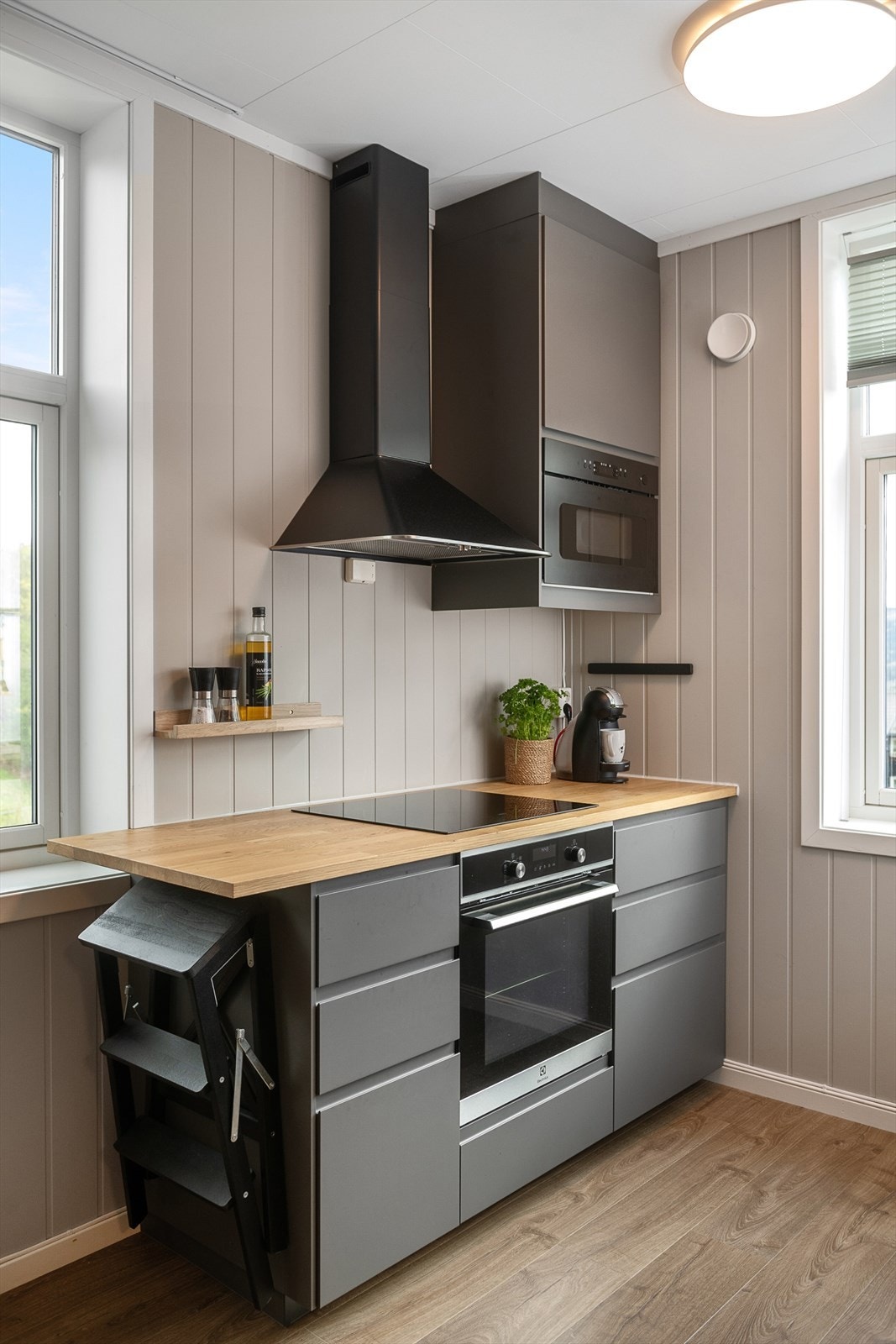 Innredningen er delikat og har integrerte hvitevarer Galleribilde