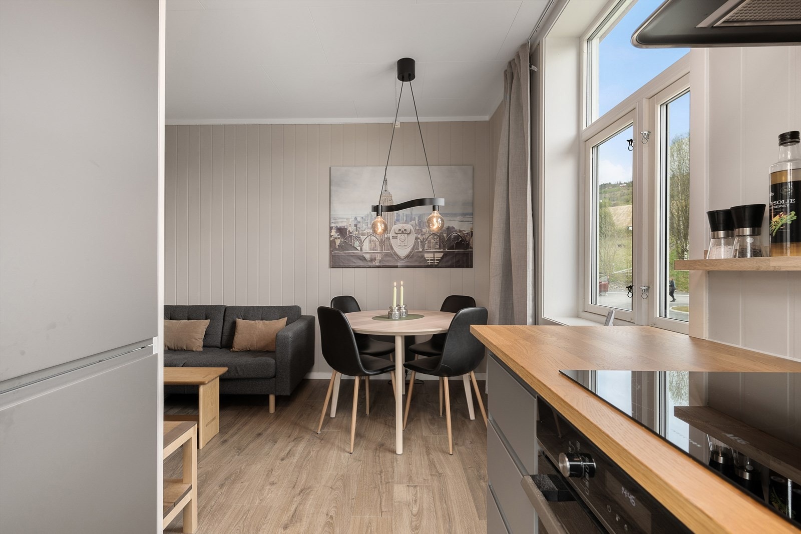 Stue og kjøkken er i åpen løsning Galleribilde