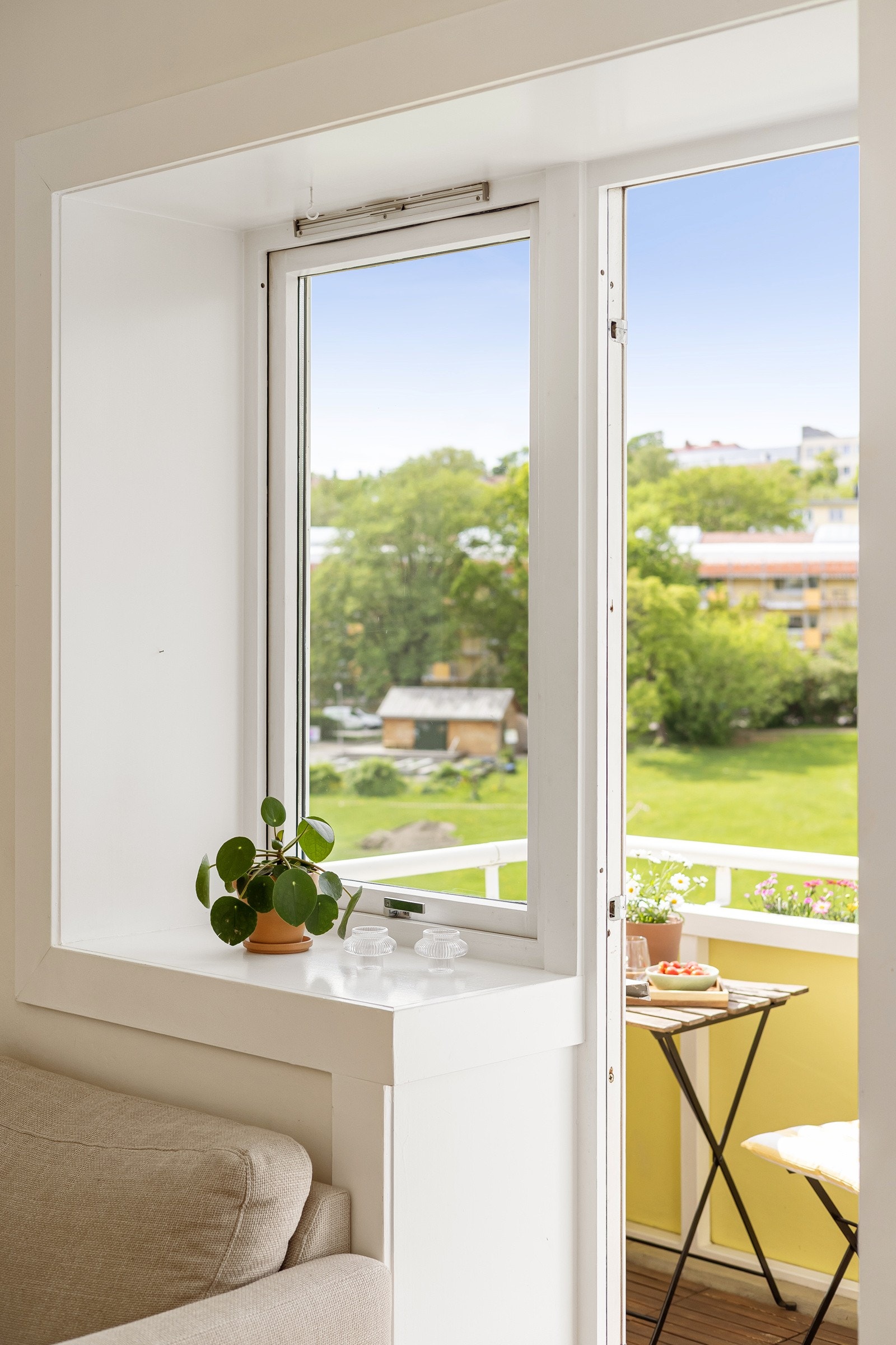 Fra oppholdsrommet er det utgang til den koselige balkongen. Galleribilde