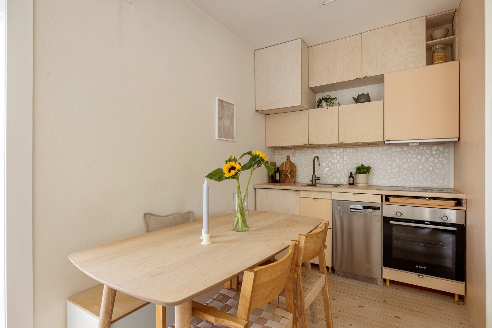 Kjøkkenet har moderne fronter i finer og var nytt i 2019. Galleribilde