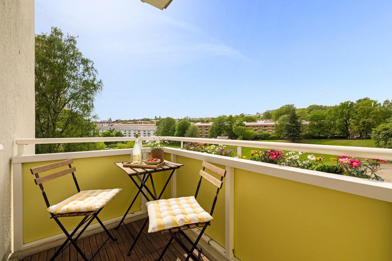 Solen har man på balkongen fra 14.00-tiden til den går ned om sommeren i 21.00-21.30-tiden. Galleribilde