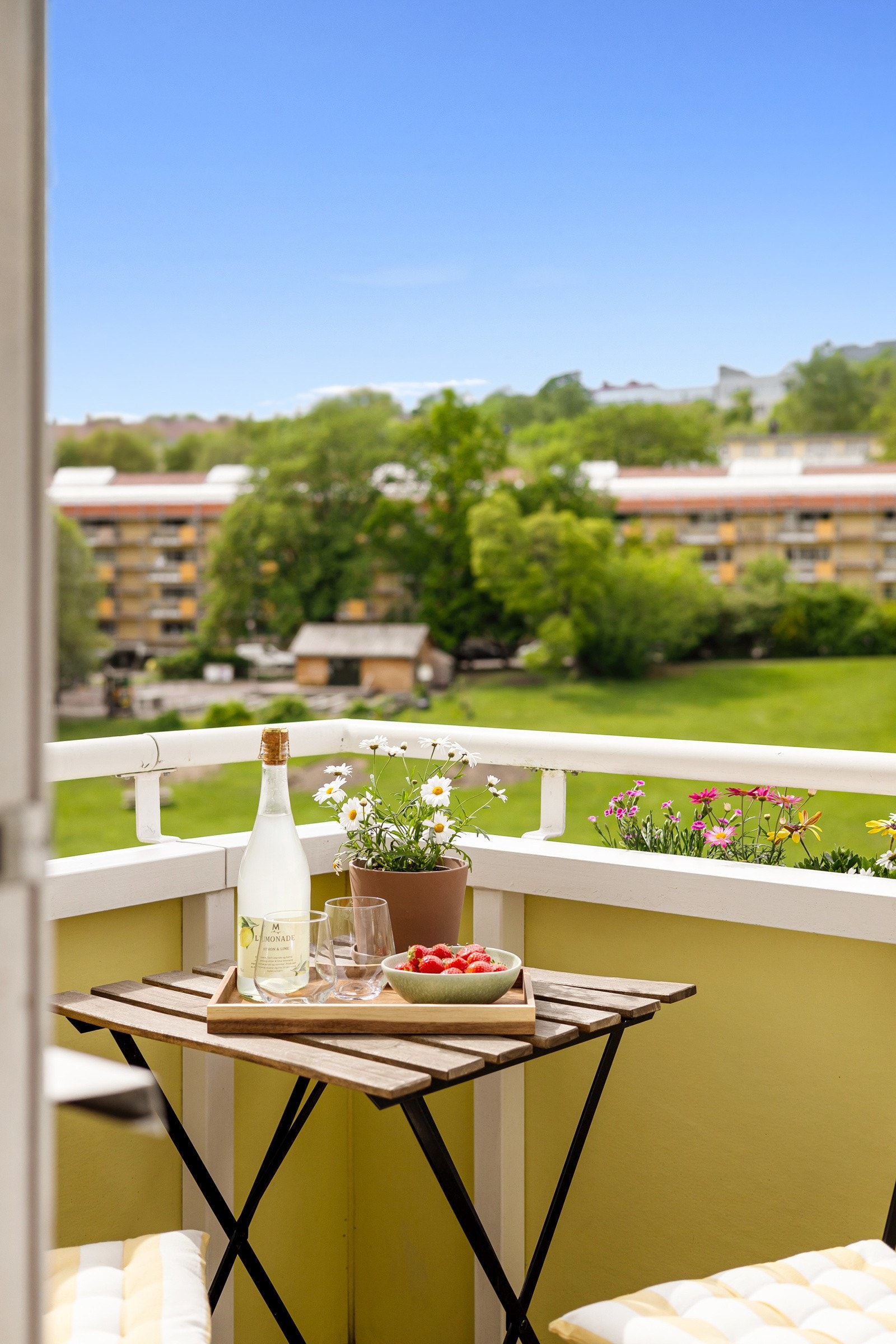 På balkongen er det plass til et cafesett og gass- eller elektrisk grill er tillatt. Galleribilde