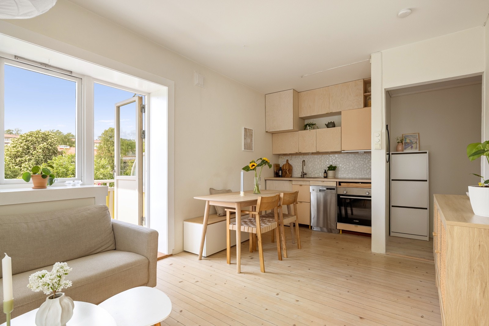 Den åpne løsningen mot kjøkkenet er både sosial og praktisk. Galleribilde