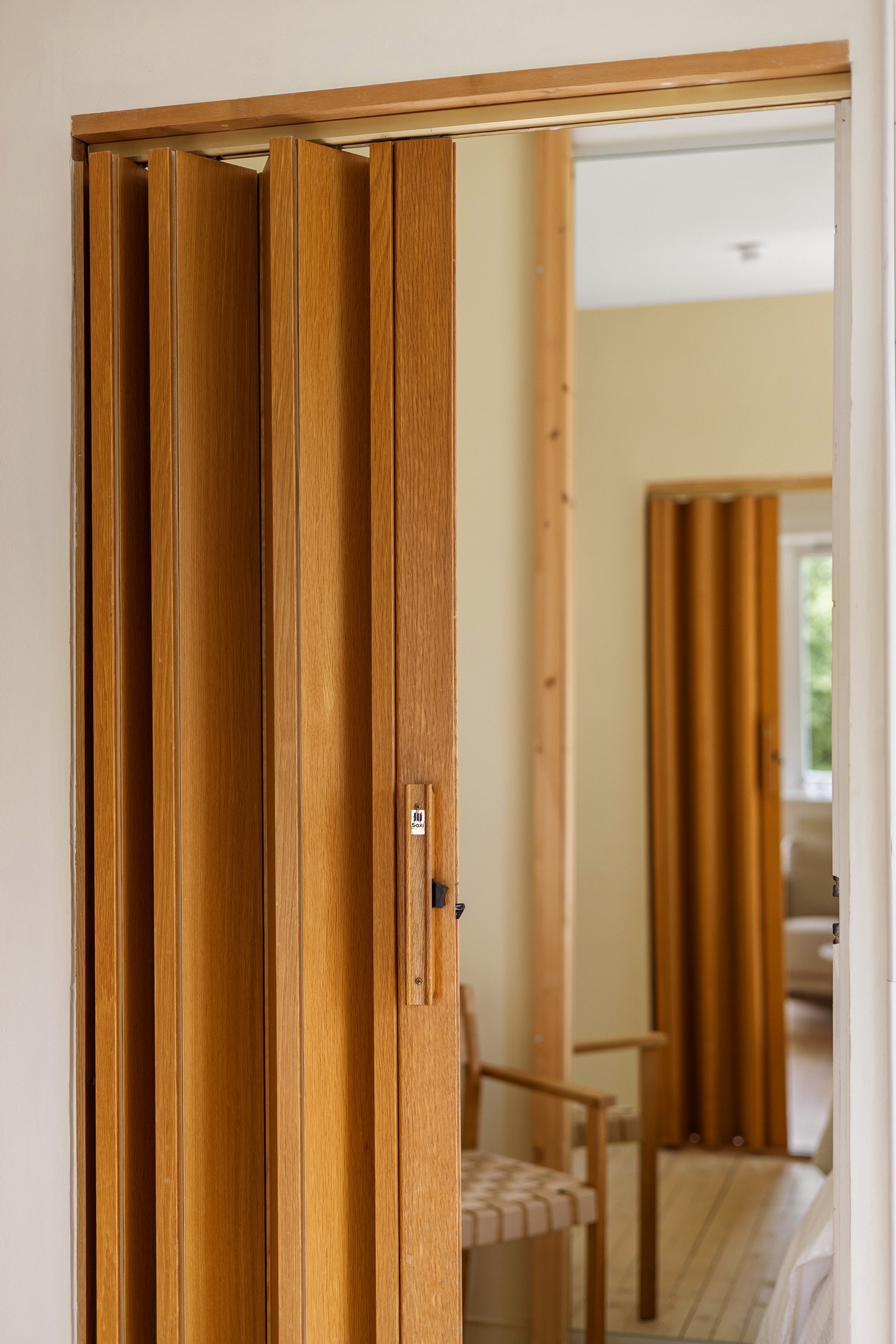 Legg merke til den dekorative skyvedøren mot stuen. Galleribilde