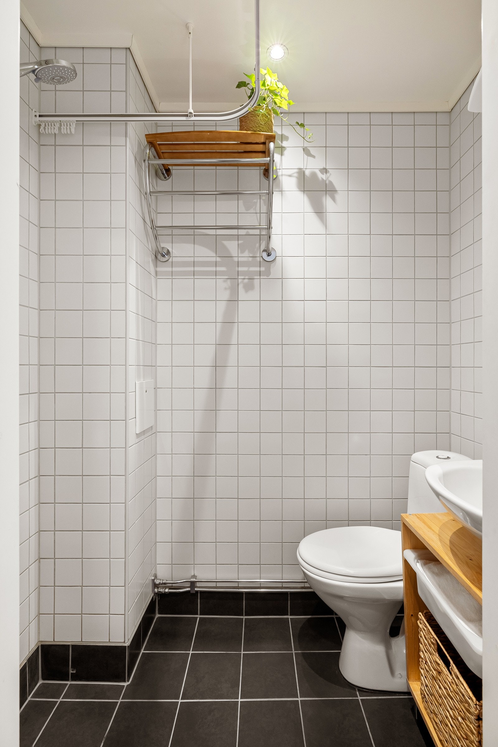 Badet har toalett og servant med speil og underskap. Det er gratis fellesvaskerier i hver etasje med vaskemaskin og tørketrommel (med unntak av 1. etasje). Galleribilde