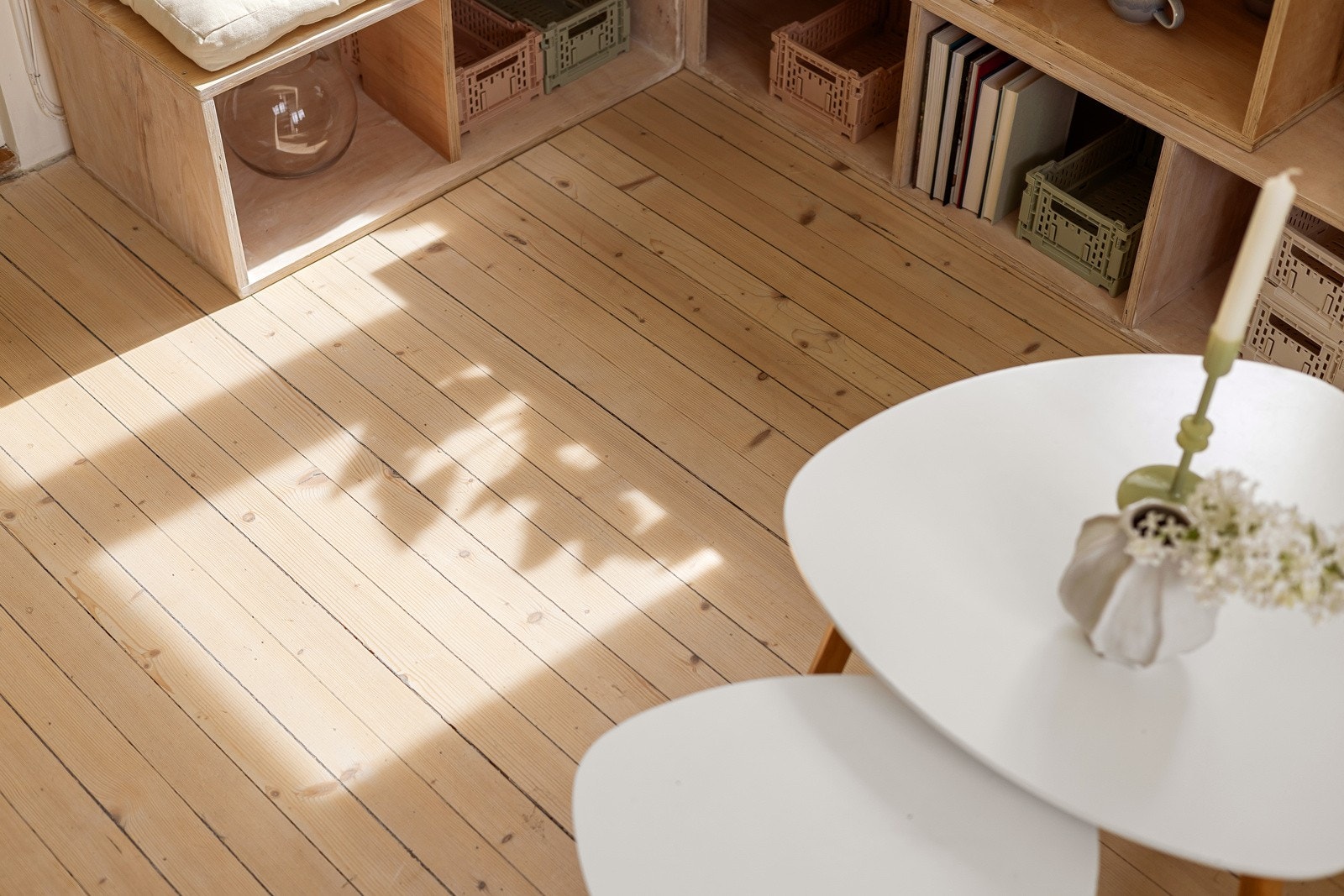 De slipte originale tregulvene går igjen i alle rom. Galleribilde