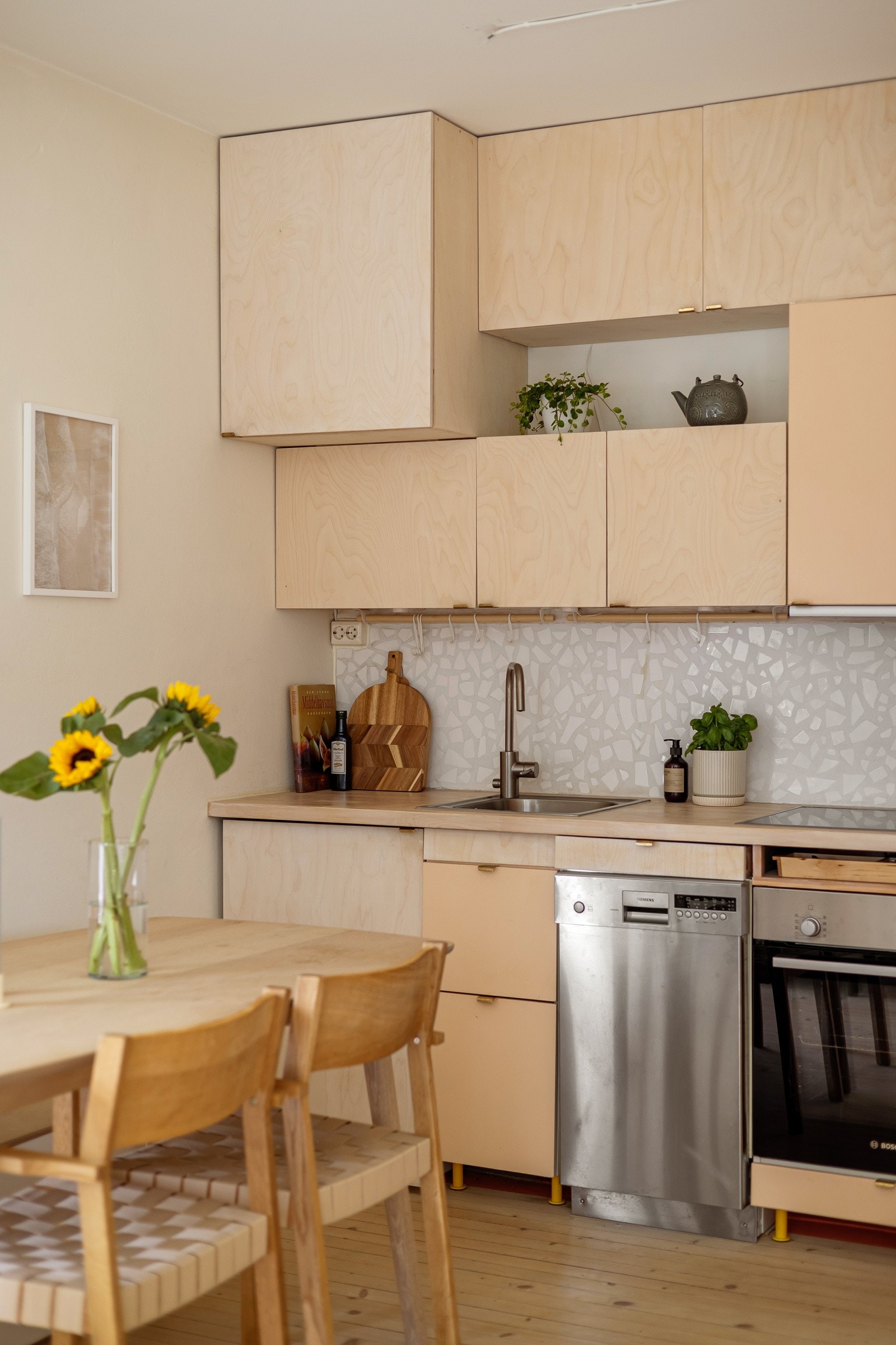 Hvitevarer som integrert kjøleskap, fryser, komfyr med koketopp og oppvaskmaskin medfølger salget. Galleribilde