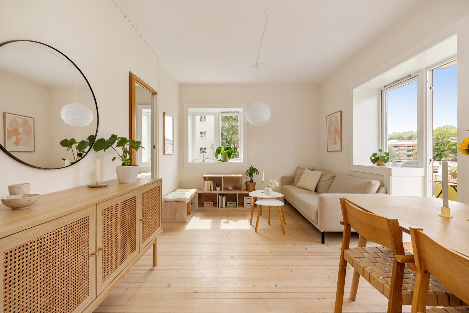 Innbydende stue med plass til både sittegruppe og spiseplass. Galleribilde