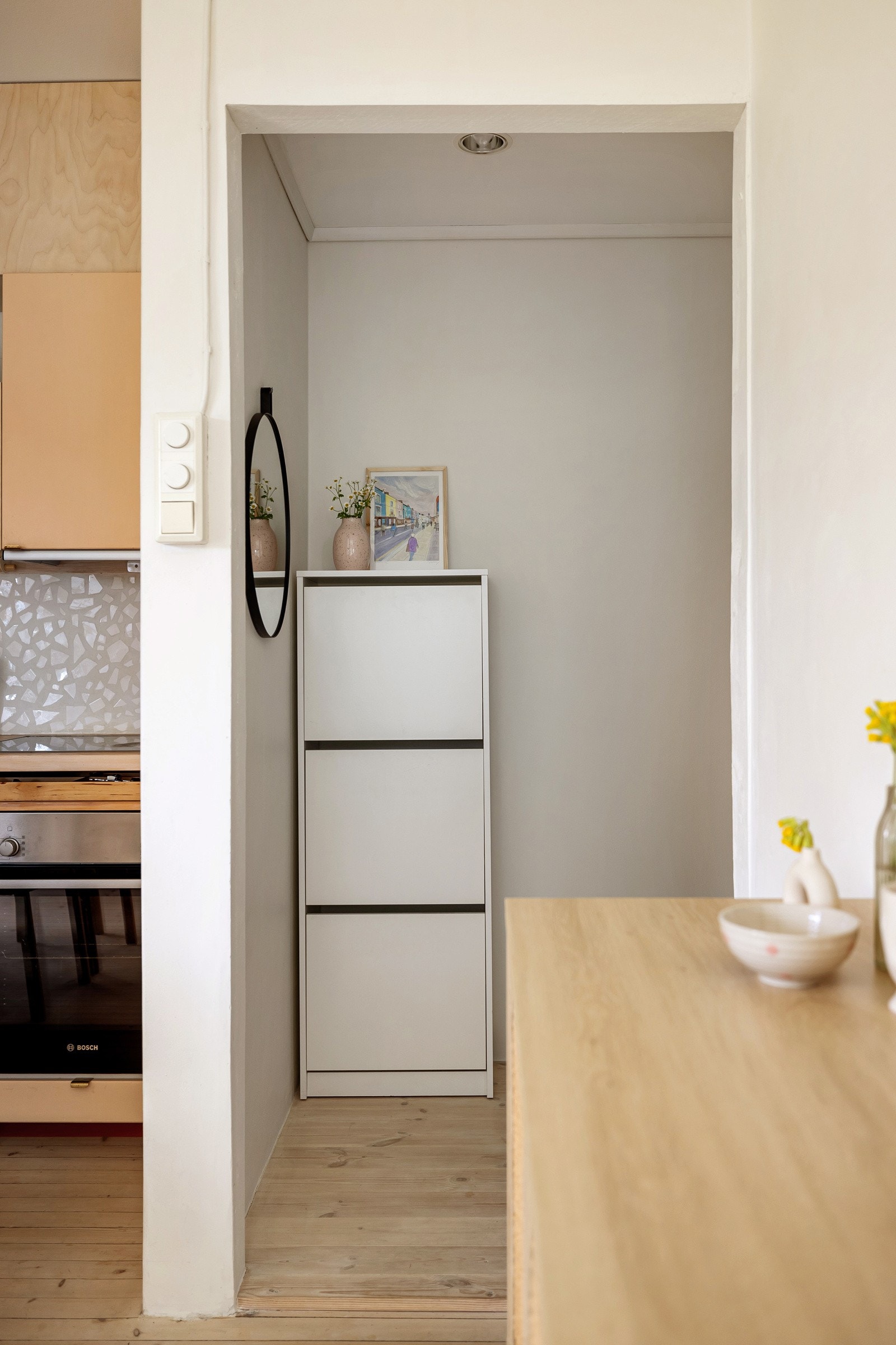 I tillegg disponerer leiligheten en bod i kjeller og en på loftet, begge på 3 kvm. Galleribilde