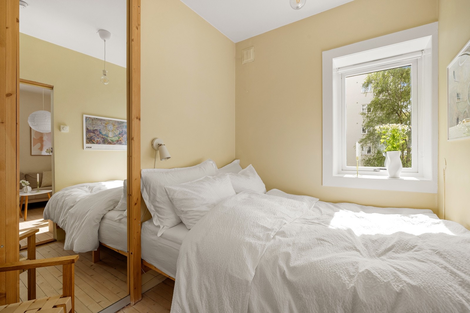 Soverommet er lyst og delikat og har plass til dobbeltseng (140cm står der i dag). Galleribilde