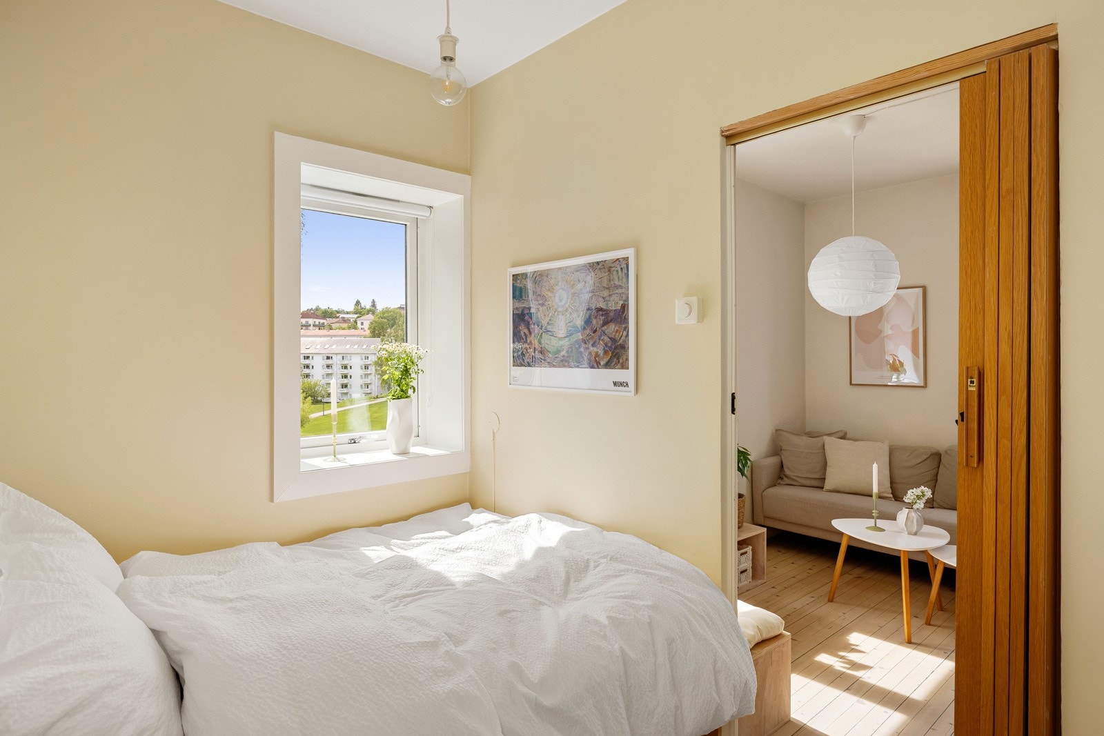 Utsyn mot stuen fra soverommet. Galleribilde