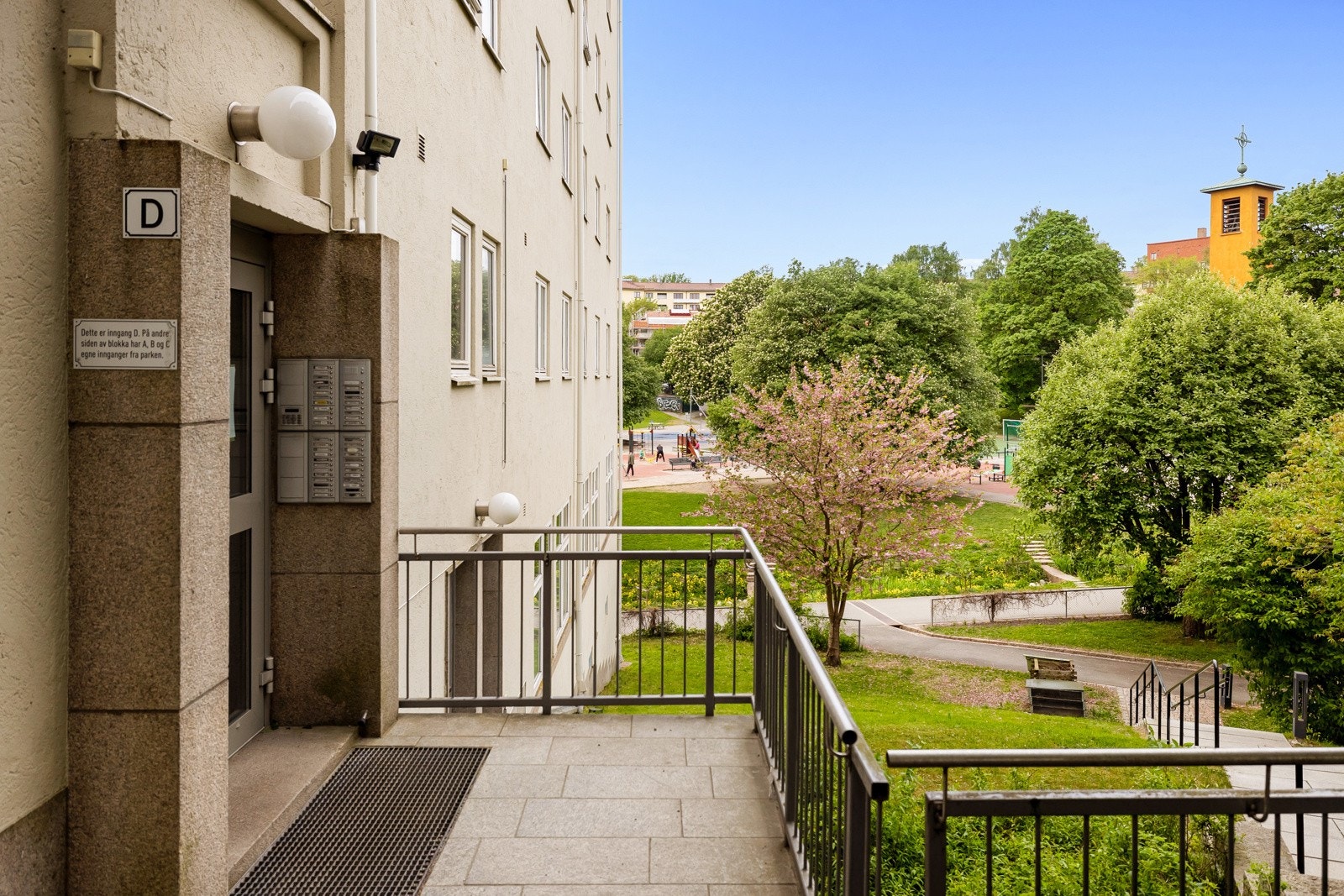 Leiligheten har inngang fra 1. etasje med ligger i sin helhet i 3. etasje fra bakkeplan. Galleribilde