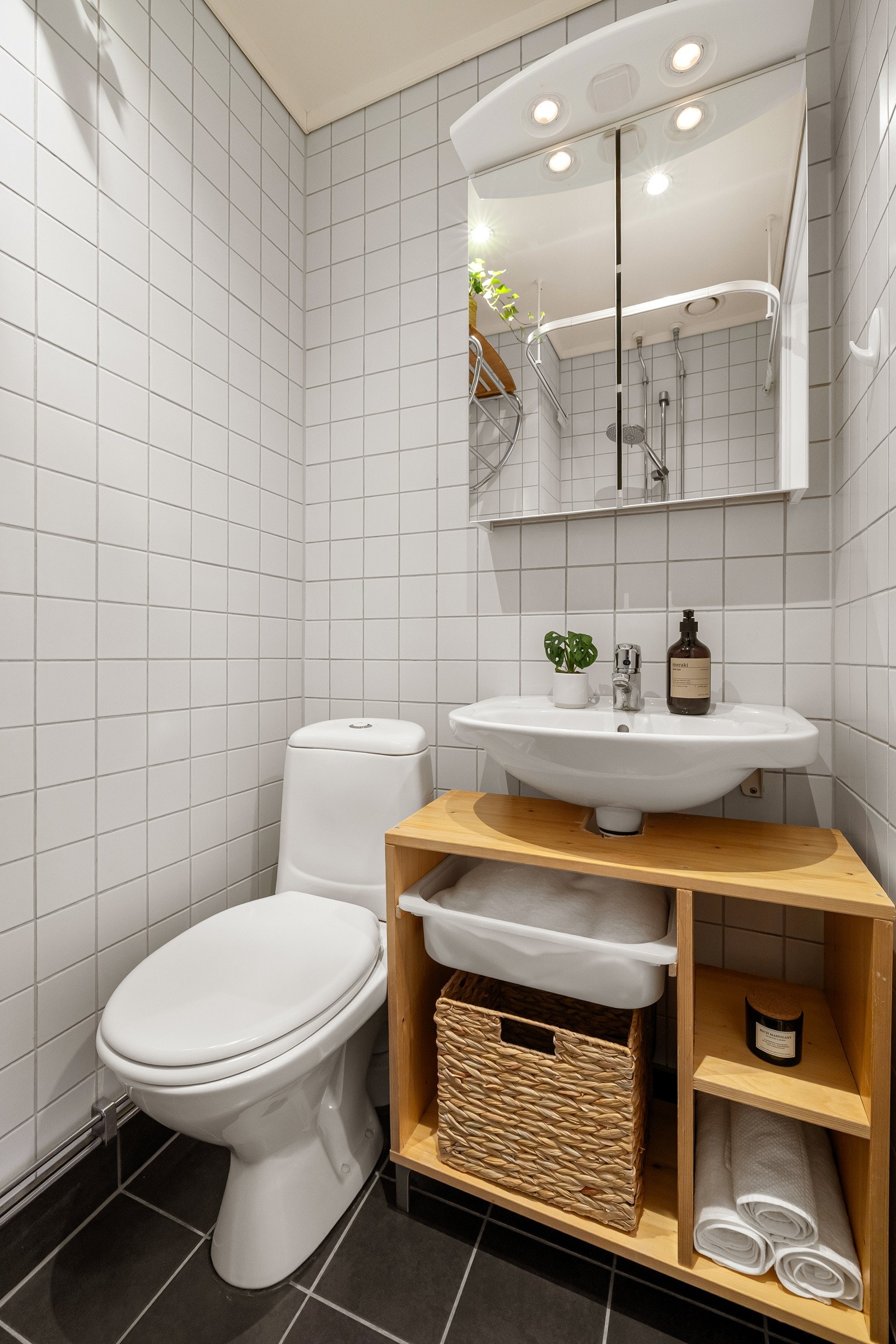 Tidløst baderom pusset opp i regi av gården i 2006 og senere oppgradert med nytt gulv og varmekabler i 2023. Galleribilde