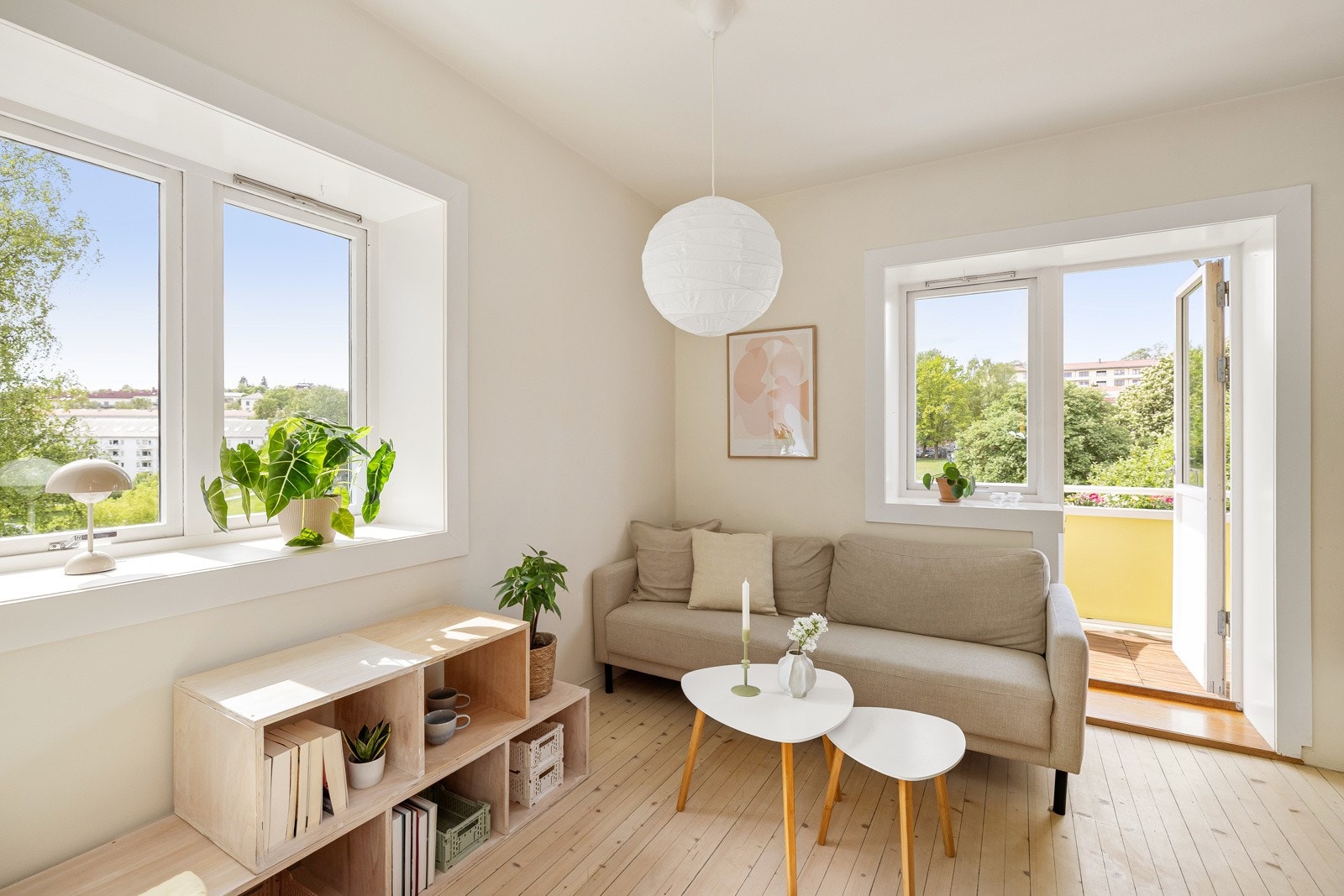 Legg merke til de store vindusflatene som åpner opp og slipper lyset inn. Galleribilde