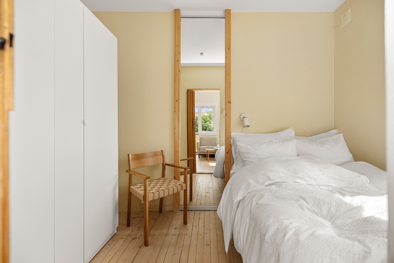 Den doble garderoben gir rikelig med lagringsplass på soverommet. Galleribilde