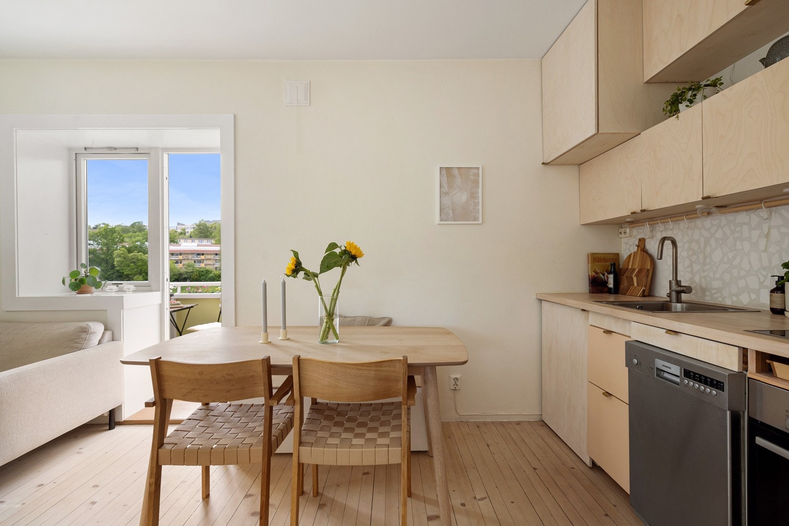 Det er fint med plass til spisebord tilknyttet kjøkkenet. Galleribilde