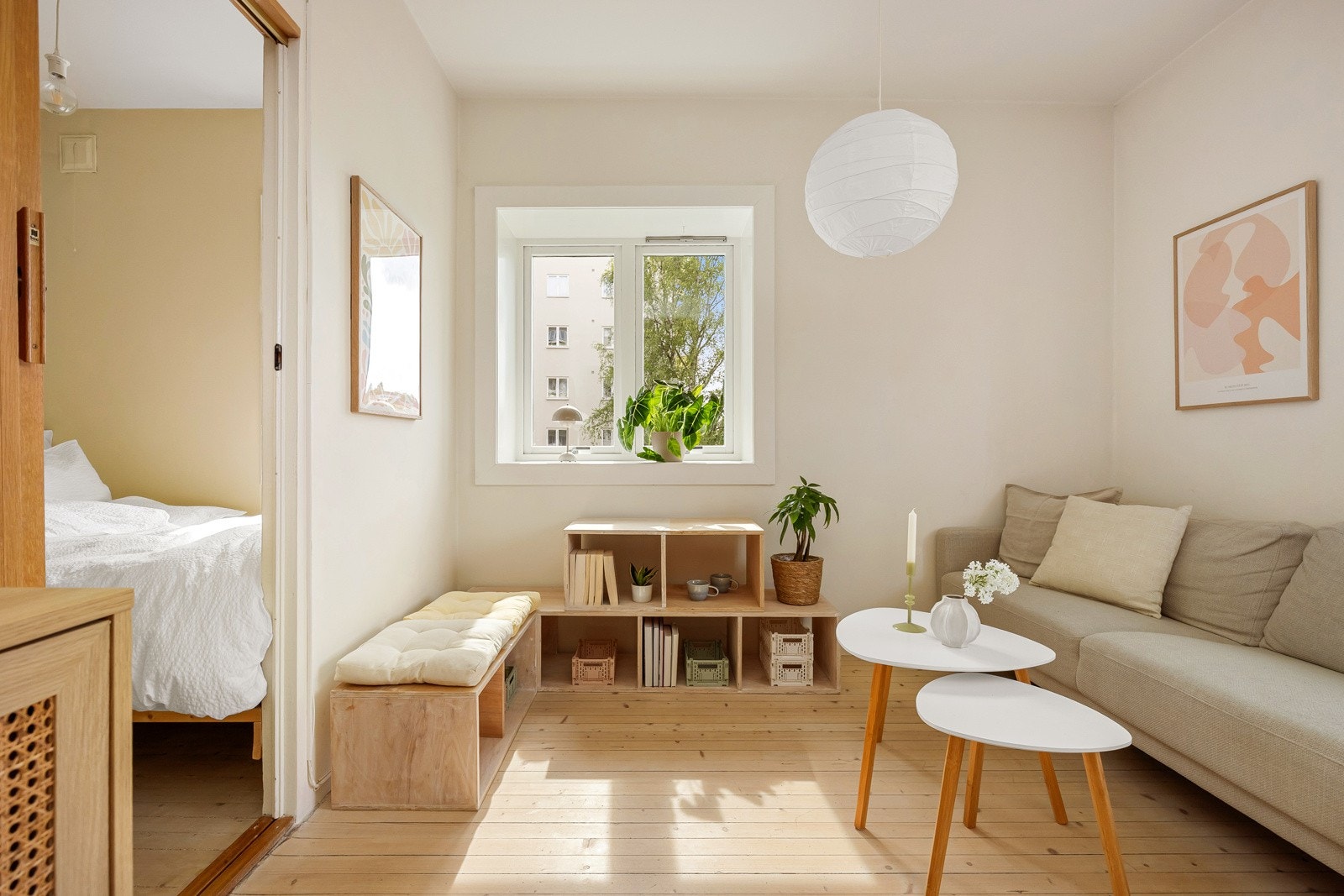 I stuen kan man enkelt møblere med sittegruppe og pent plassbygget tv-møblement med hyller. Galleribilde