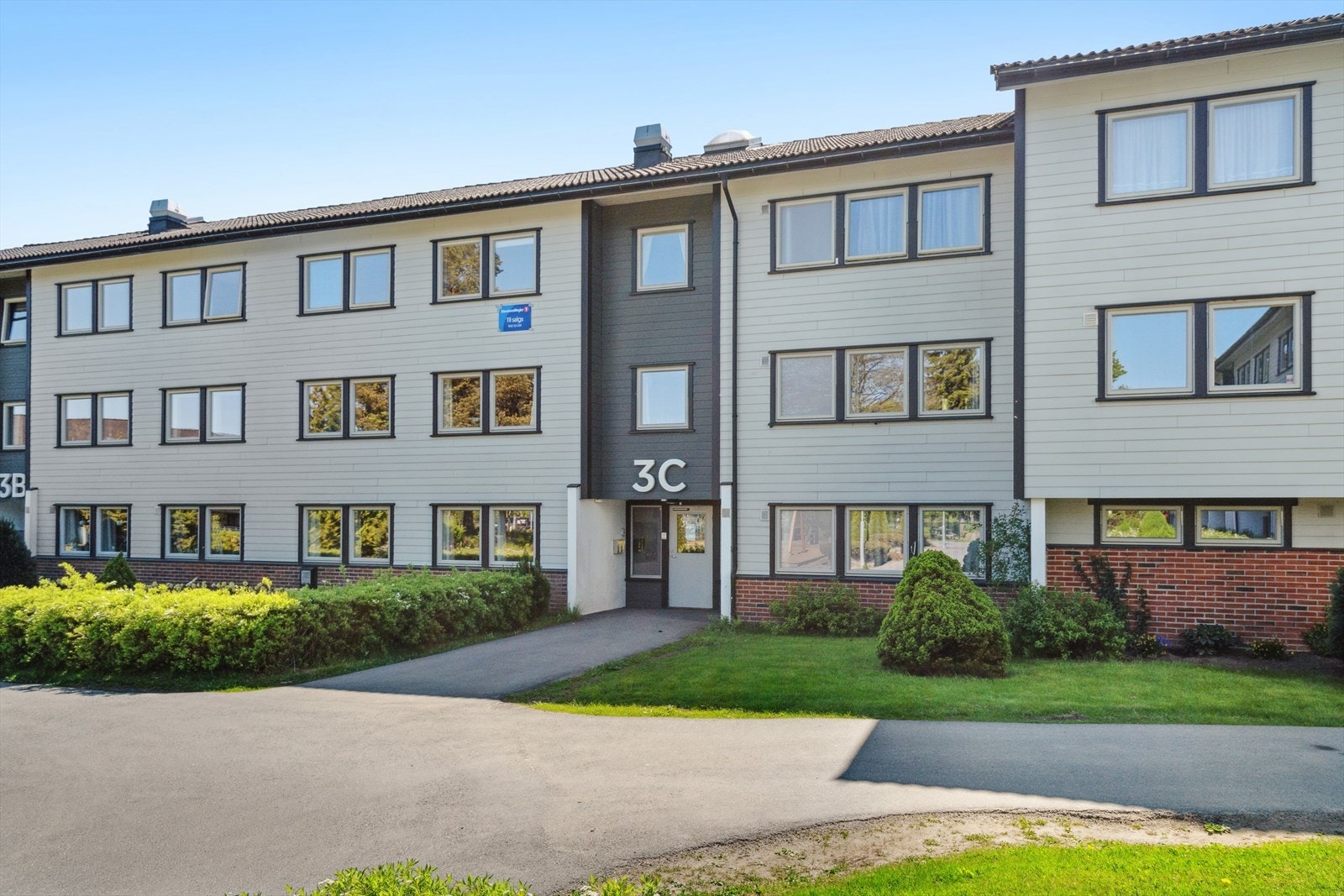 Borettslaget ligger i rolige omgivelser, samtidig som det er kort avstand til nødvendige fasiliteter. Galleribilde