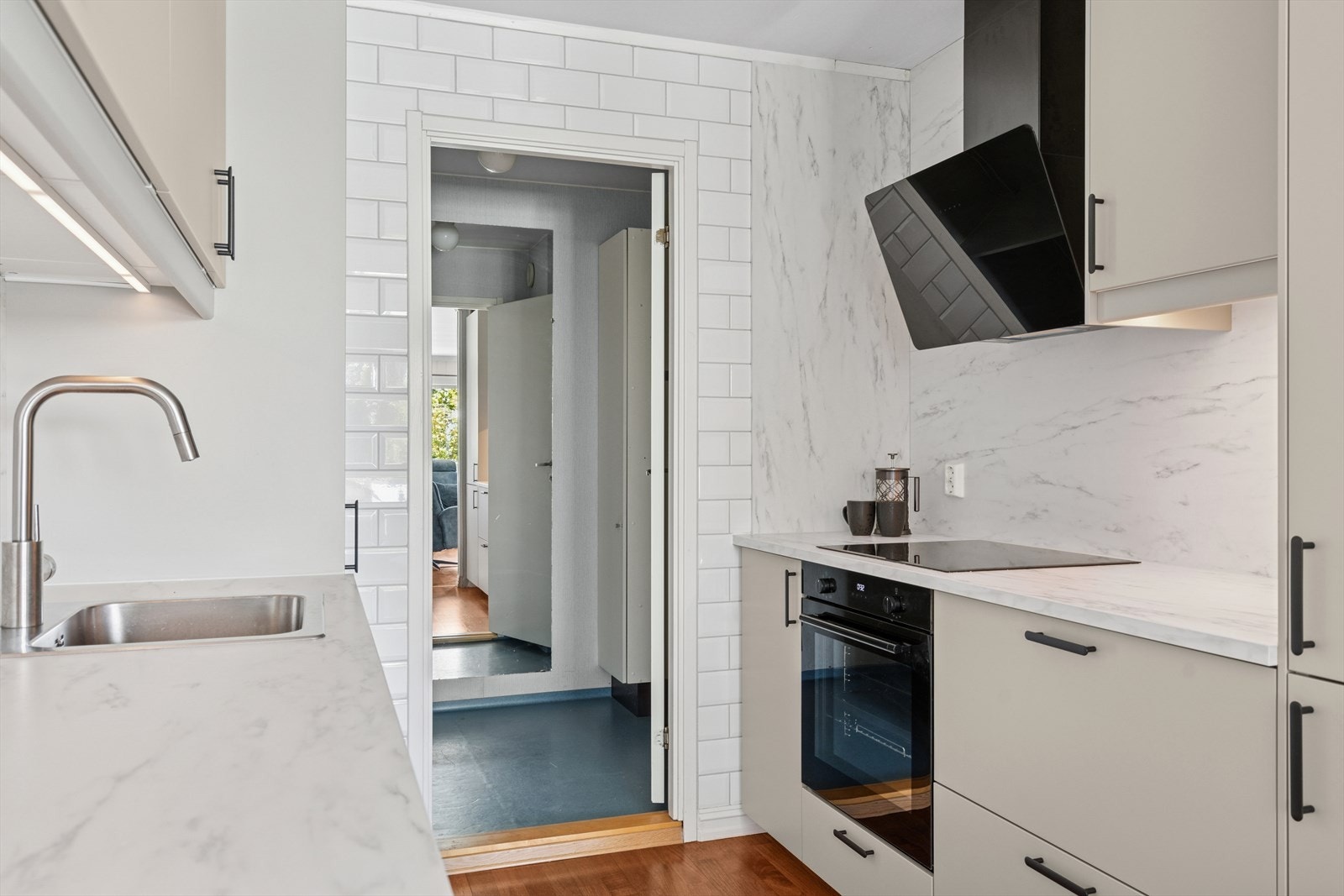 Over benken finnes stikkontakter, god belysning og praktiske plater som beskytter veggen mot vann og sprut- moderne kitchenboard. Galleribilde
