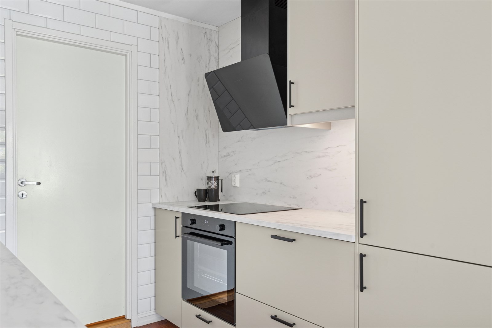 Over koketoppen er det montert ventilator med kullfilter og avtrekk via felles ventilasjon. Galleribilde