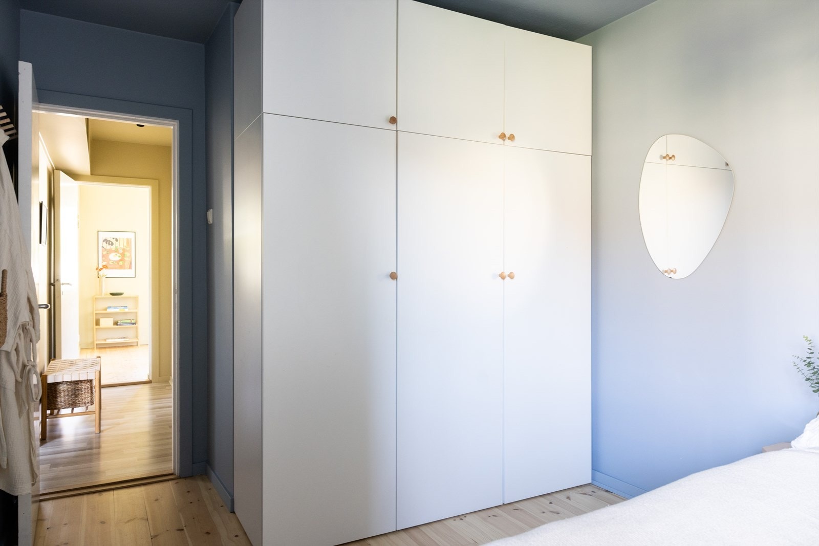 Videre er det gode oppbevaringsmuligheter i garderobeskapet. Galleribilde