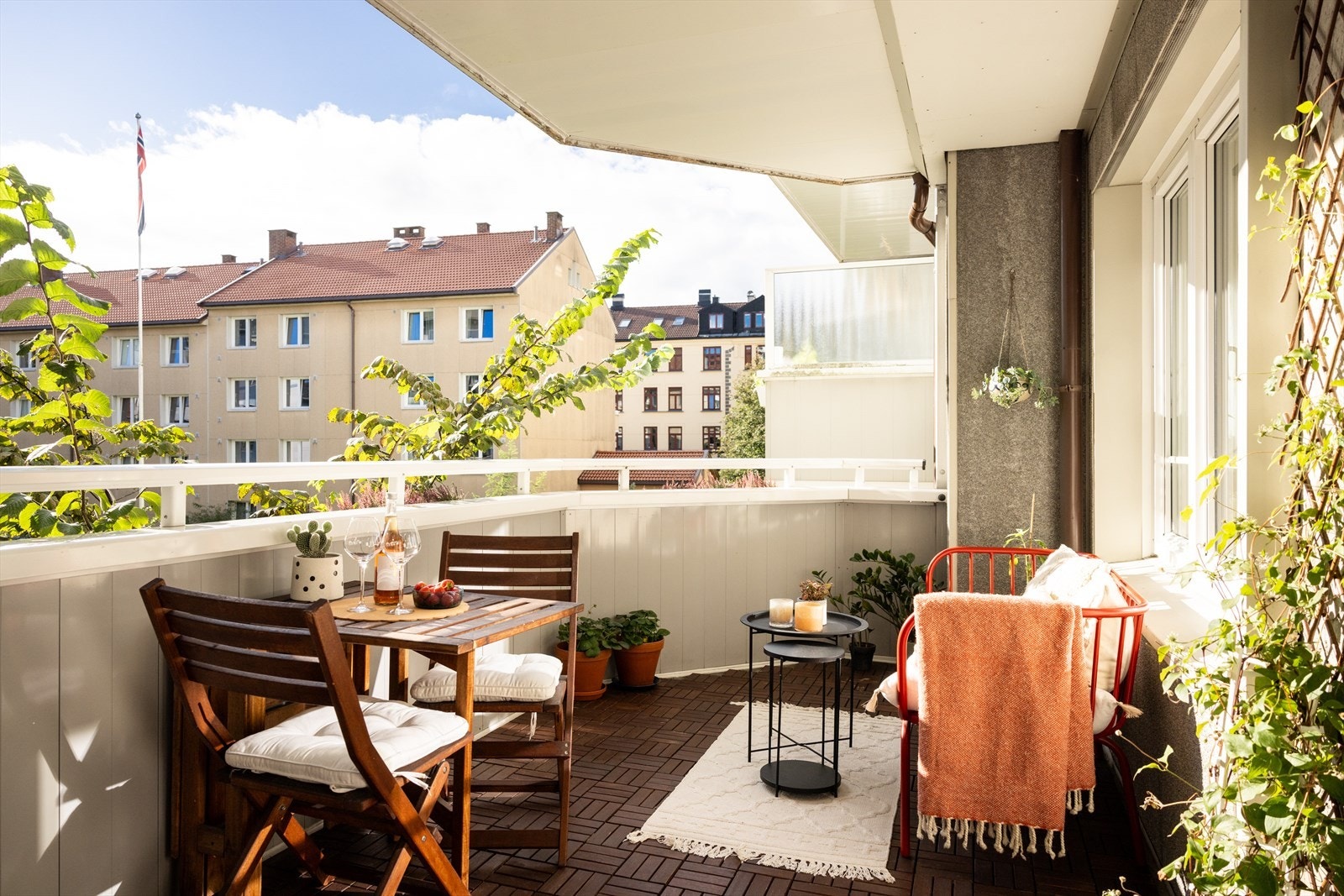 En lys og innbydende 4-roms leilighet med solrik balkong på 10 kvm og familievennlig beliggenhet. Galleribilde