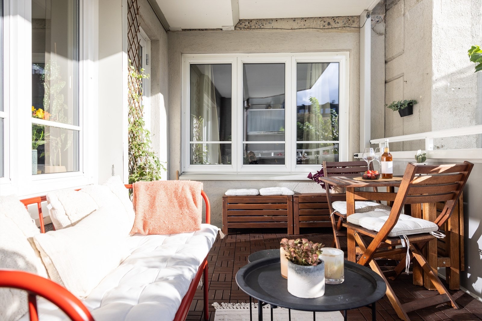 Du kan enkelt skape en koselig uteoase med utemøbler, beplantning og gass-/elektrisk grill. Galleribilde