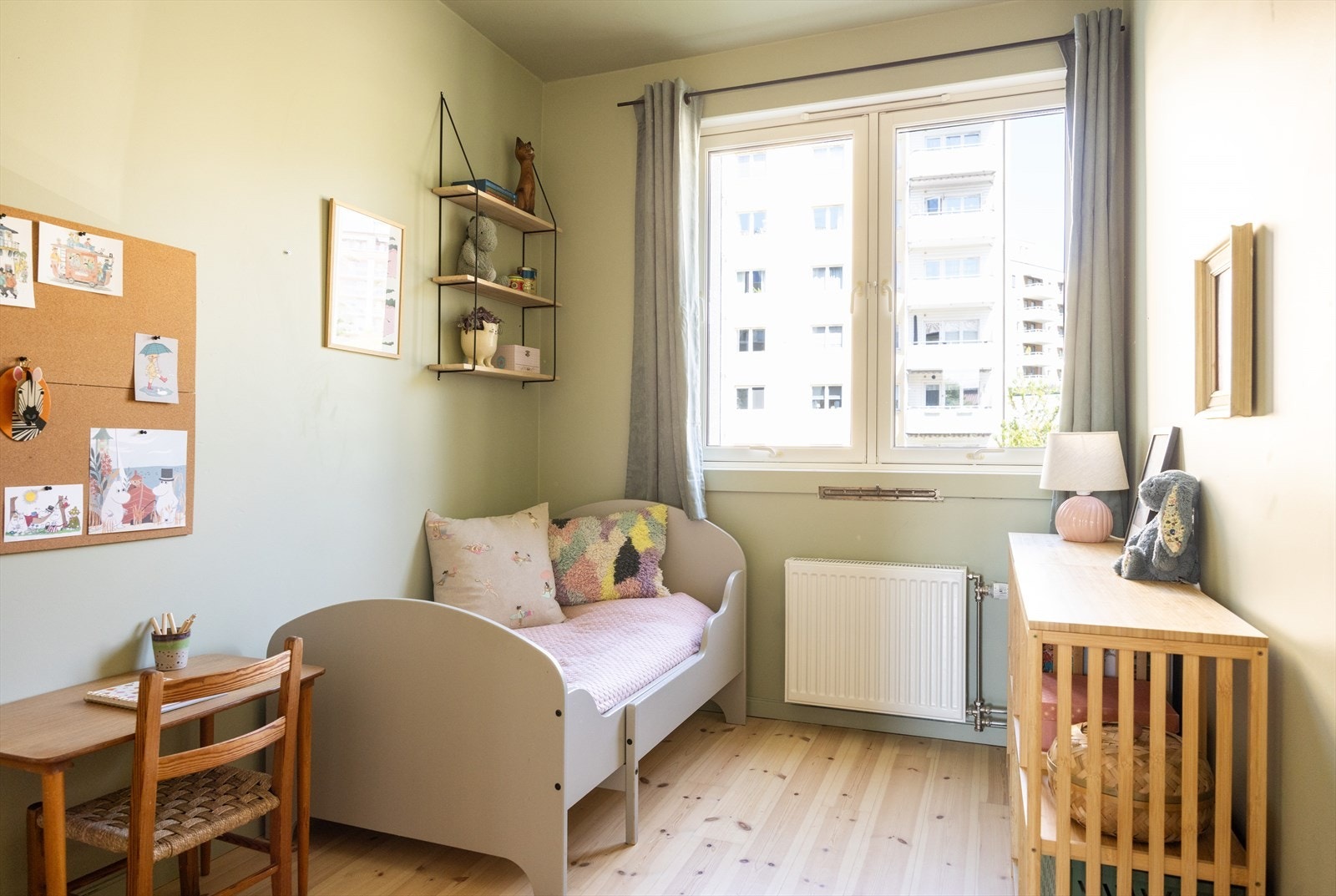 Soverom 2 - Boligens andre soverom er også av god størrelse, med plass til seng samt tilhørende møbler. Galleribilde