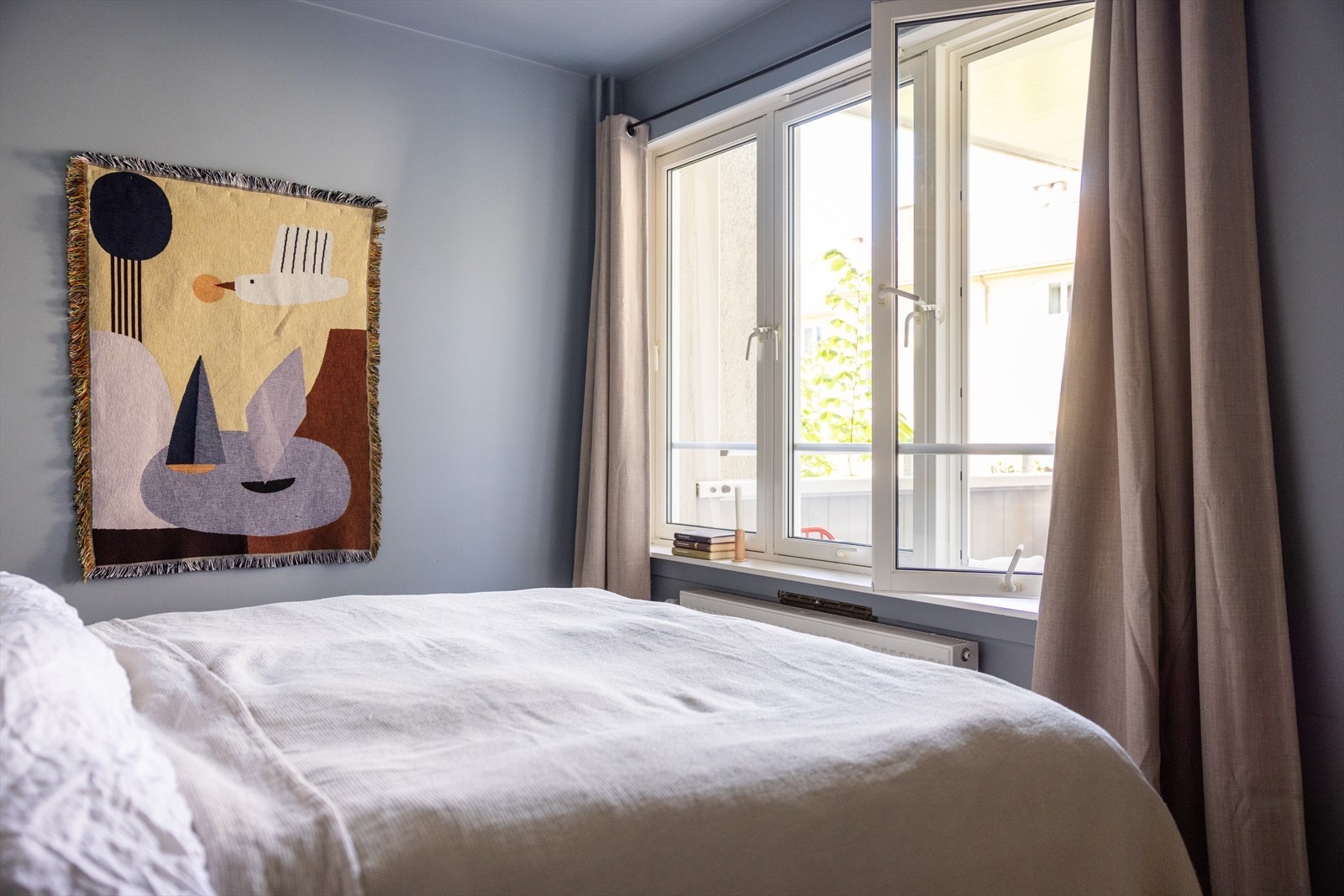 Den duse fargetonen og de store vindusflatene gir rommet en lun følelse. Galleribilde