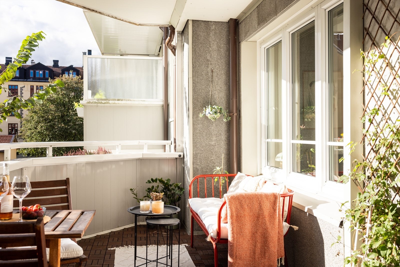 I vår- og sommerhalvåret blir balkongen en naturlig forlengelse av stuen, perfekt for hyggelige stunder med familie og venner. Galleribilde