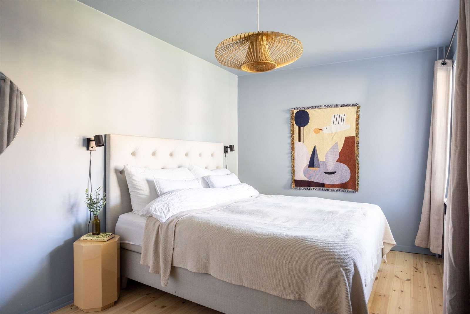 Hovedsoverommet er av god størrelse med plass til dobbeltseng, nattbord og tilhørende møbler. Galleribilde