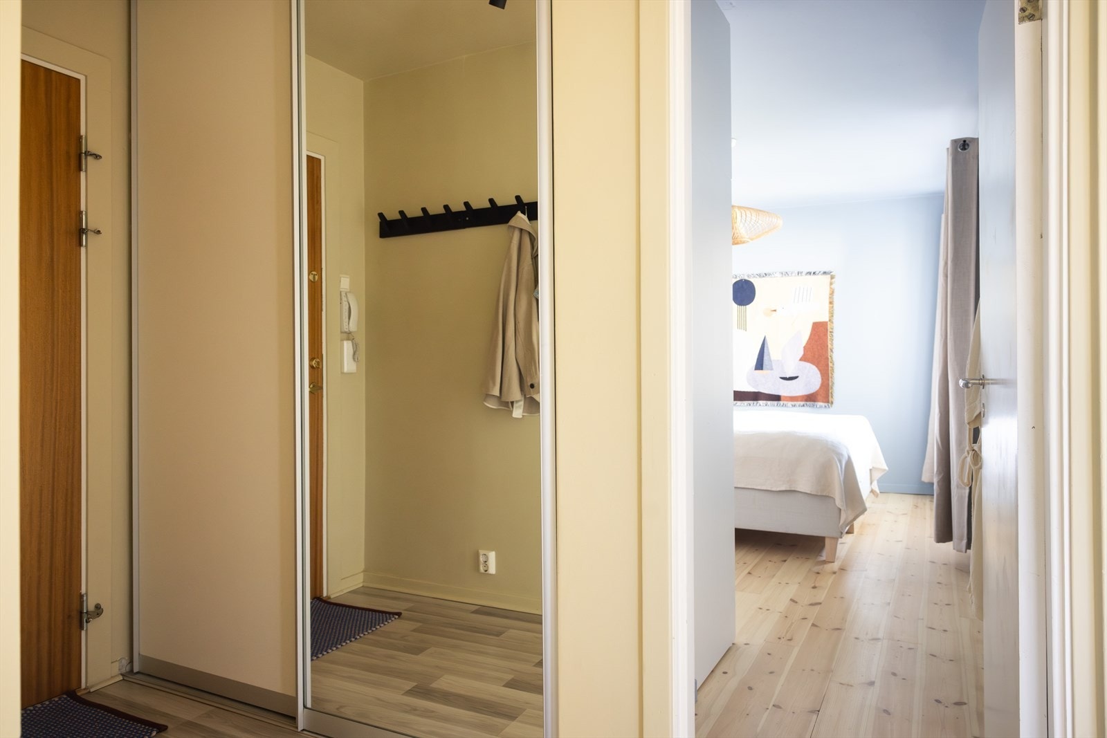 Her er det god plass til å henge fra seg yttertøy og sko i skyvedørsgarderoben. Galleribilde