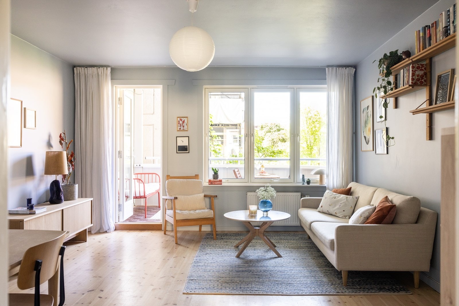 Stuen er lys og luftig med store vindusflater som sørger for rikelig med innslipp av naturlig lys. Galleribilde